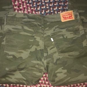 LEVI 711 skinny crops BRAND NEW NO TAGS. Size 29